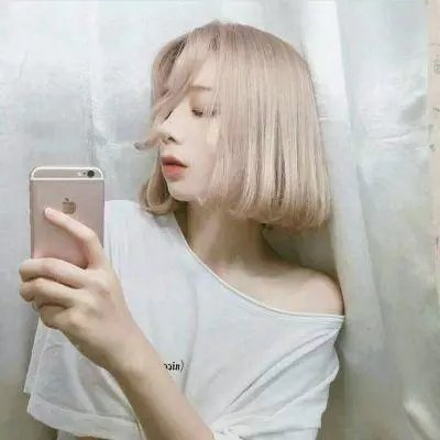 戴脚镣的女孩